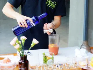 夏日红柚季！比基尼少女的鸡尾酒,将60m的l伏特加和切好的青桔一起放进雪克杯