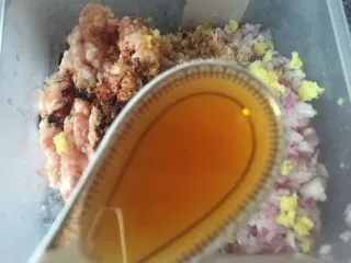 乡味~重庆小吃红油抄手,放入香油。