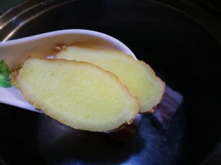 无法拒绝的下饭菜～回锅肉,将肉放入锅中 添加清水 放入姜片