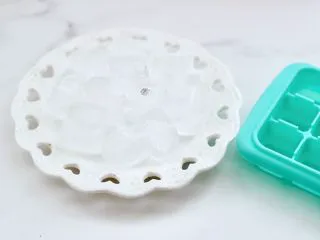 蔓越莓草莓花茶饮,把冷冻好的冰块取出脱模。