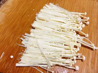 酸汤肥牛（番茄浓汤版）,金针菇洗净掰开。