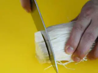 炸金针菇—花开富贵的造型又超级香脆，不要错过哦,金针菇去根，撕成小份。