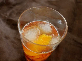 冰爽水果鸡尾酒(皮姆一号酒),橙子放入杯中。