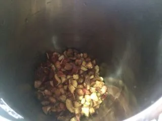 花生红枣豆浆,红枣洗净去核切细，和黄豆、花生一起倒入豆浆机内；