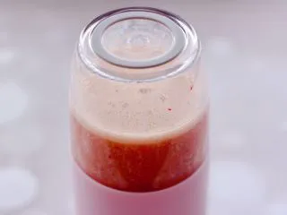 水蜜桃车厘子奶昔,打成奶昔即可。