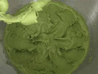 抹茶风味磅蛋糕,黄油、低筋面粉、抹茶、奶粉和泡打粉混合在搅拌器皿中，先慢速混合至没有干粉后，再改中高速打发至体积蓬松，在颜色变浅后放置一旁备用