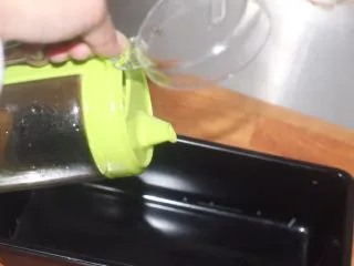 老北京小吃之“豌豆黄”,盛放豌豆泥的盒子撒点油避免粘上不好脱模。