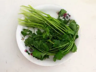 开胃小菜 老醋花生,香菜清洗干净