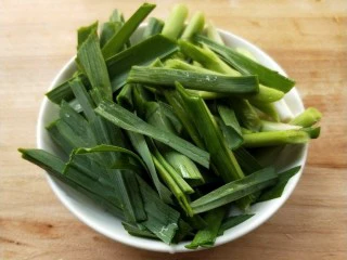 花雕酒焗藤椒手撕鸡,蒜苗洗净切寸断。