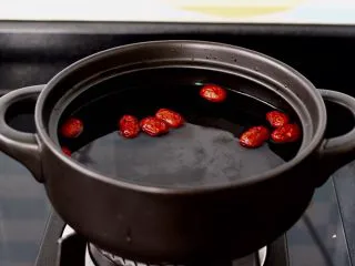 金燕耳金桔桂圆羹,砂锅中一次性倒入600克纯净水,放入浸泡好的红枣。