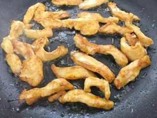 十味 嫩煎鸡柳条（娘惹风味）,再翻面煎1分钟，两面金黄即可。