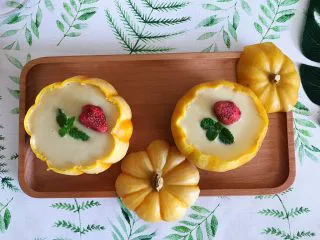 奶香金瓜燕麦糊,再放上色彩鲜艳的果干和薄荷叶加以点缀,即可