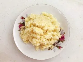 百搭风味辣椒酱,把蒜瓣切成蒜末