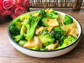 杏鲍菇炒西兰花,成品图一