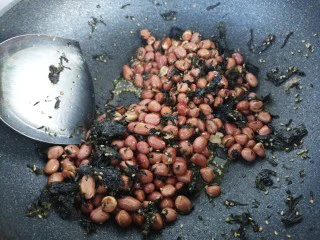 风味炒花生米,继续翻炒。