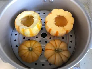 奶香金瓜燕麦糊,高压锅内放适量清水,然后将金瓜放入高压锅蒸架,蒸5-6分钟