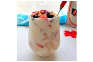 夏日低脂消暑甜品:果麦脆酸奶杯