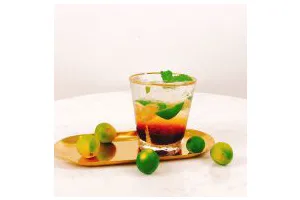 夏日高温续命冰茶，入口唇舌间溢满的水果茶