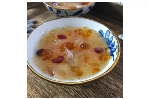 蔓越莓桃胶银耳羹