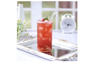 草莓蔓越莓气泡饮