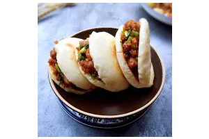 四川乐山名小吃—粉蒸肉卡饼