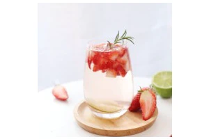 这杯粉粉的草莓气泡水，原你一个少女梦