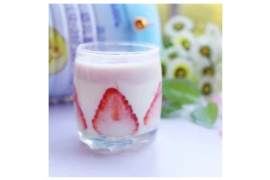 两分钟自制超nice的草莓奶昔