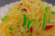 青红椒炒土豆丝的做法（健康美味的家常菜）