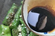 清炒虎皮青椒的做法(美味可口的下饭菜)