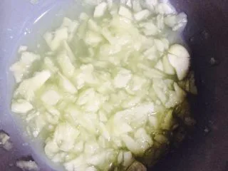 宵夜嗨起来—自制美味花甲粉,蒜切末，捣碎后加水调成蒜泥汁（这步不能省，是好吃的关键）