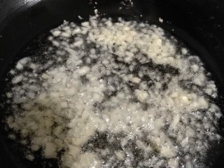 美味宵夜小龙虾,放油加热后放入蒜蓉