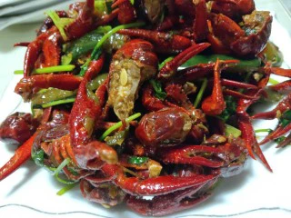 美味宵夜小龙虾,上桌开吃