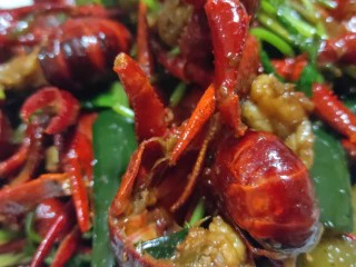 美味宵夜小龙虾,混匀香菜，出锅