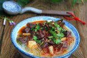 酸辣鸭血粉丝,开胃美食的制作秘籍(一碗美味又营养的美食,让你欲罢不能)