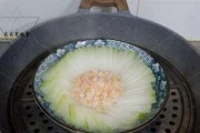 清爽低脂的冬瓜蒸肉丸虾皮（用简单材料做出美味养生菜）
