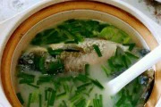 以野生鲫鱼汤煮面皮(香气四溢的美食佳品,为你献上清爽鲜美的美味享受)