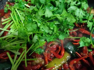美味宵夜小龙虾,水分即将干时，加入香菜