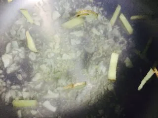 宵夜嗨起来—自制美味花甲粉,加入盐、鸡精调味