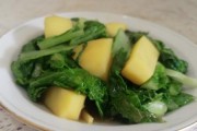 白菜炖土豆（家庭营养餐，白菜土豆炖。）