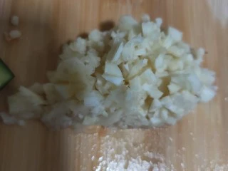 美味宵夜小龙虾,蒜蓉剁碎