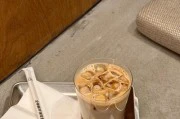 教你制作美味可口的香蕉拿铁(打造家庭咖啡店|用香蕉为饮品加分)