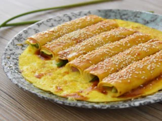 抱蛋千张卷—看世界杯没有宵夜怎么行,熬夜看世界杯,肚子饿时随手拿起一根,简单且美味。