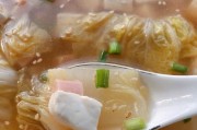 健康美味的娃娃菜海鲜豆腐汤（家常好味的汤品，轻松做出美食）