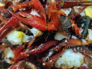 美味宵夜小龙虾,小龙虾去头去虾线，洗净备用