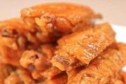 冰糖烧鸡翅的做法(一口咬下,甜而不腻的美味)