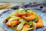 以小河虾烧白菜的家常做法（美味可口，营养丰富的一道佳肴）