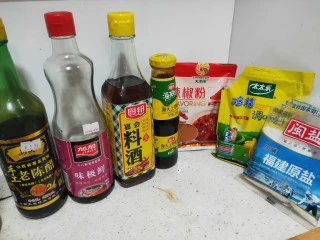 美味宵夜小龙虾,根据个人喜好，加入各种调料