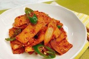 鱼饼炒豆角的做法(家常菜肴之美味搭配)
