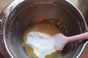 中空戚风蛋糕的制作方法(轻松掌握中空戚风蛋糕的制作技巧)