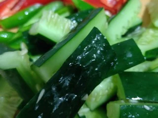 美味宵夜小龙虾,切好黄瓜、青椒、红椒